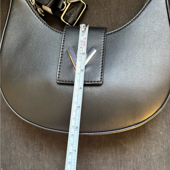 Valentina Black Shoulder Bag with Chunky Chain Strap and Curved Shape - Picture 9 of 13